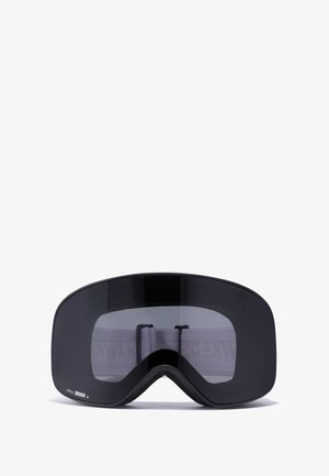 Mustad suusaprillid laia, kumerat läätsiga, pehme vahtpolsterduse ja valge reguleeritava rihmaga, mille siseküljel on tähis "HAWKERS".