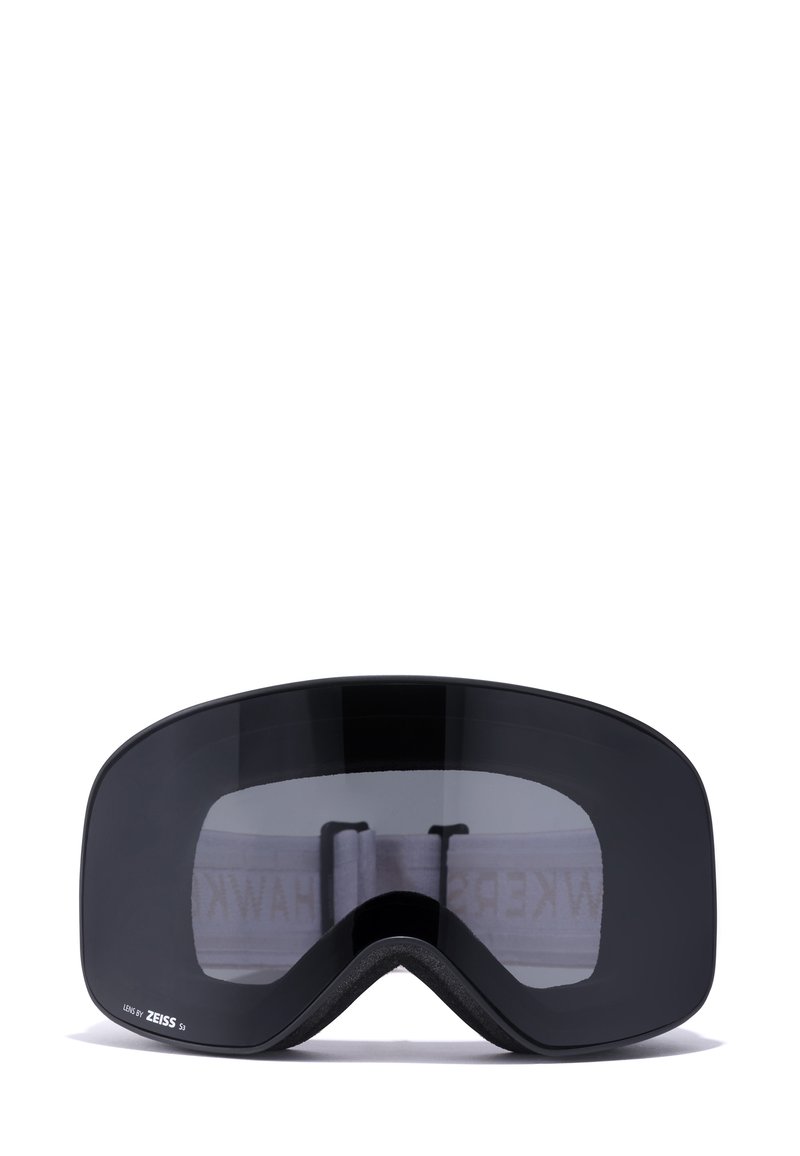 Fekete símaszk széles, ívelt lencsével, puha habszivacs béléssel és egy fehér, állítható pánttal, amelyen belül "HAWKERS" felirat olvasható.