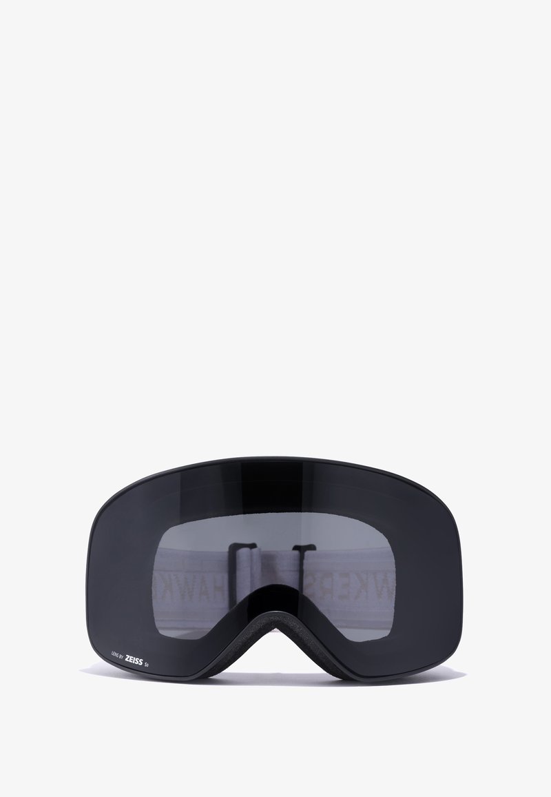 Maschera da sci nera con una lente ampia e curva, imbottitura in morbida schiuma e cinturino bianco regolabile con la scritta "HAWKERS" all'interno.