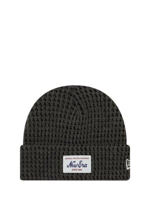 Cappello beanie lavorato a maglia di colore grigio scuro con risvolto che presenta un'etichetta bianca "New Era" e il logo sul lato.