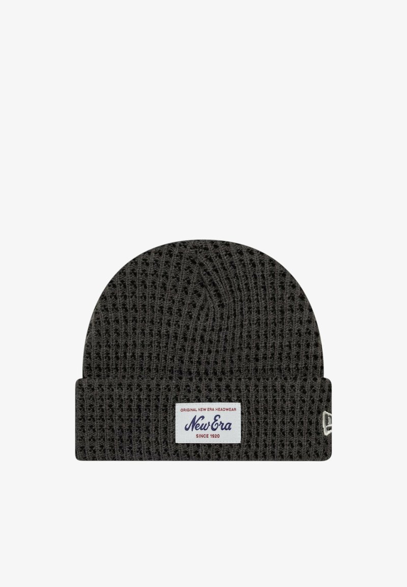 Bonnet en tricot gris foncé avec un revers plié, présentant une étiquette blanche "New Era" et un logo sur le côté.