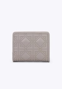 Cartera gris claro con patrón geométrico de diamante en relieve y formas ovaladas, rectangular con bordes redondeados, borde cosido.