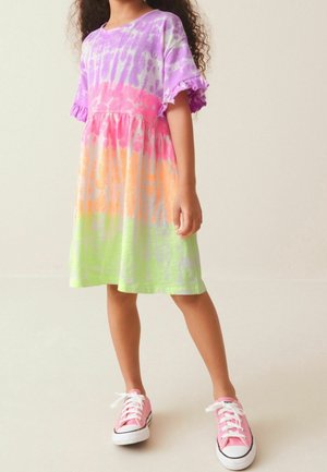 Robe tie-dye colorée avec un dégradé du lavande au rose, orange et vert. Manches courtes à volants et tissu en coton doux.