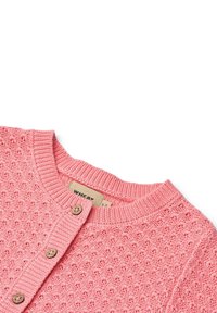 Cardigan en tricot rose avec un motif texturé, des fermetures à boutons et un col côtelé. Étiquette en tissu visible à l'intérieur du col.