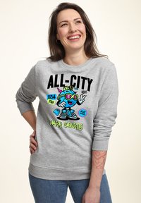 Sudadera gris con un gráfico colorido de diseño de dibujos animados, texto en negrita y acentos. Textura suave, cuello redondo y mangas con puños.