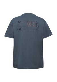 Blå bomulds T-shirt med et trykt design på ryggen, der viser tekst og grafik i kontrastfarver, med korte ærmer og rund hals.