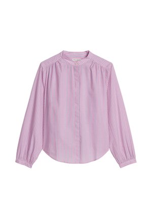 Blouse rose clair avec fines rayures bleues verticales, manches longues, encolure ronde et patte de boutonnage cachée à l'avant.