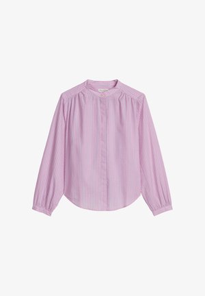 Blouse rose clair avec fines rayures bleues verticales, manches longues, encolure ronde et patte de boutonnage cachée à l'avant.