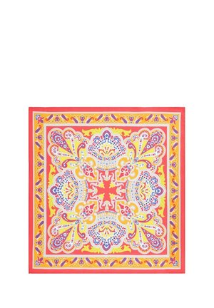 Kwadratowa chusta z symetrycznymi kwiatowymi i paisley wzorami w kolorach czerwonym, żółtym, niebieskim i białym, z czerwono-żółtą obwódką.