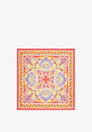 Kwadratowa chusta z symetrycznymi kwiatowymi i paisley wzorami w kolorach czerwonym, żółtym, niebieskim i białym, z czerwono-żółtą obwódką.
