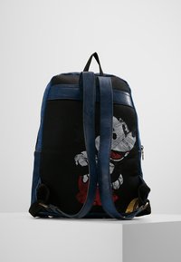 Modrý batoh s černým síťovaným panelem a kresleným motivem. Obsahuje nastavitelné popruhy a kapsu na zip.