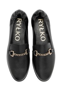 Czarne skórzane mokasyny z okrągłym noskiem, ozdobione akcentami z łańcucha w kolorze złotym oraz detalami klamry. Miękka faktura i elastyczne wykończenie dla wygody.