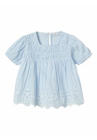 Blusa azzurro chiaro con maniche a palloncino corte, smock testurizzato e orlo a occhio ricamato. Presenta sottili righe verticali e scollatura quadrata.