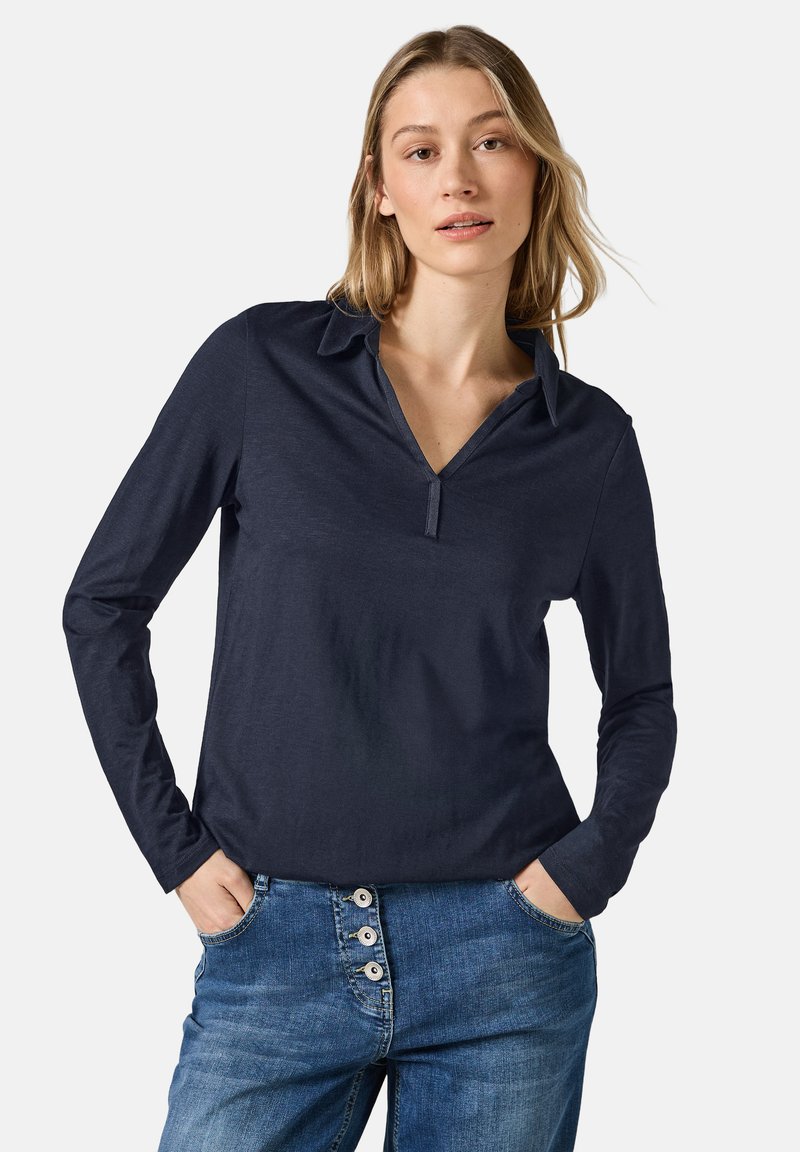 Polo a maniche lunghe navy con scollatura a V e colletto. Presenta una patta con un singolo bottone e una texture di tessuto liscia e leggera.