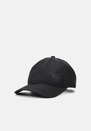 Casquette de baseball noire BOSS avec visière courbée et logo carré brodé sur le panneau avant, présentée sur un fond clair.