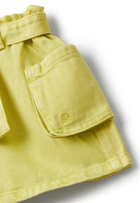 Gonna di jeans gialla con vita arricciata e taschino frontale con logo ricamato. Tessuto testurizzato con dettagli di cucitura visibili.
