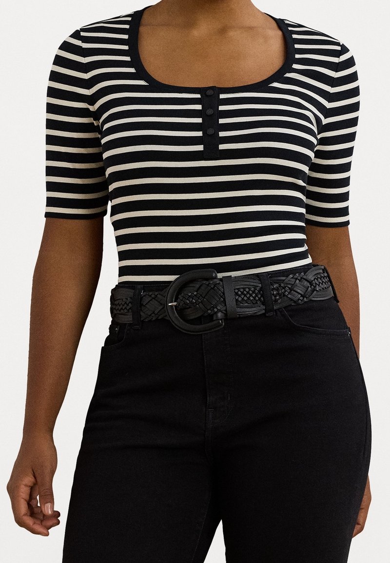Černé a krémové pruhované krátké rukávy tričko s kulatým výstřihem a třemi knoflíky, doplněné pleteným černým opaskem s kulatou sponou.