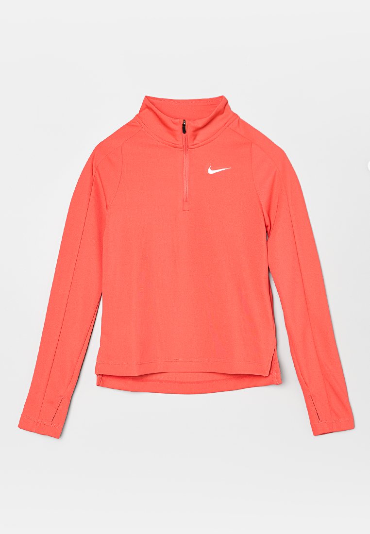 Pull-over long à manches oranges Nike avec col zippé, coupe athlétique, coutures plates et logo réfléchissant sur la poitrine gauche. Tissu doux et extensible.