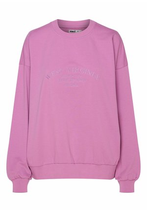 Różowy sweter z okrągłym dekoltem, długimi rękawami i marszczonymi mankietami. Zawiera haftowany tekst: "WEST VIRGINIA" i "STATE OF MIND."