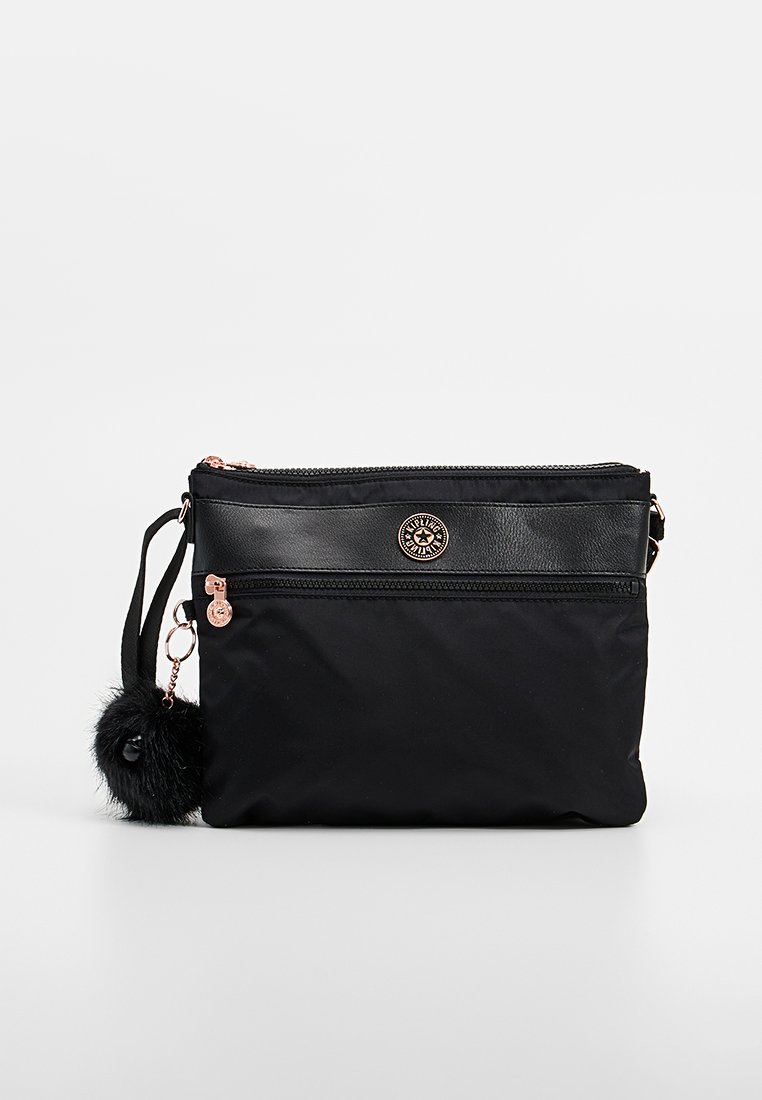 Schwarze Nylon-Tasche mit Lederbesatz, Reißverschluss, Vorderfach und abnehmbarem Kunstfell-Pompon. Ausgestattet mit einem verstellbaren Schulterriemen.