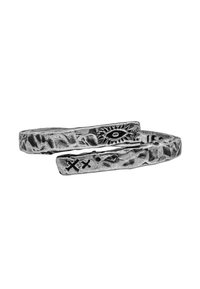 Bracciale a fascetta in tonalità argento con una superficie texture e martellata; presenta un motivo a occhio e simboli incisi per i dettagli. Design regolabile.