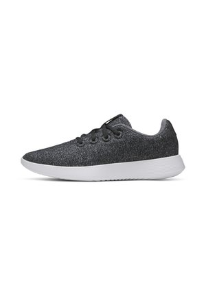 Dunkelgrauer, texturierter Sneaker mit niedrigem Schaft, schwarzen Schnürsenkeln und dicker weißer Sohle, von der Außenseite auf weißem Hintergrund gezeigt.