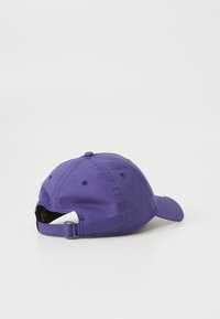 Boné de basebol roxo em algodão com aba curvada, tira ajustável na parte de trás e orifícios de ventilação nas laterais.