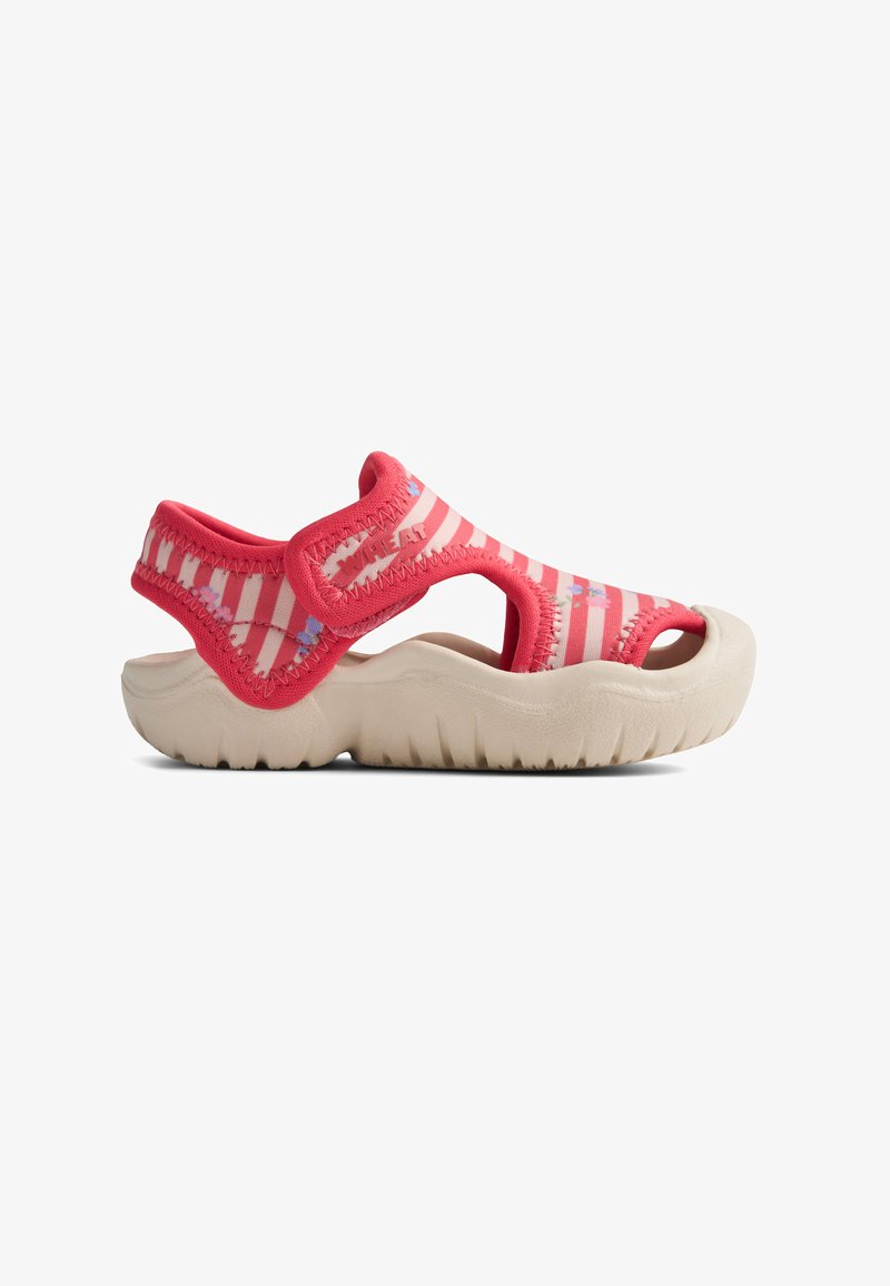 Sandale rayée rose et blanche avec une semelle en caoutchouc, des côtés découpés et une bride réglable. Matériau doux avec des accents floraux et une finition texturée.