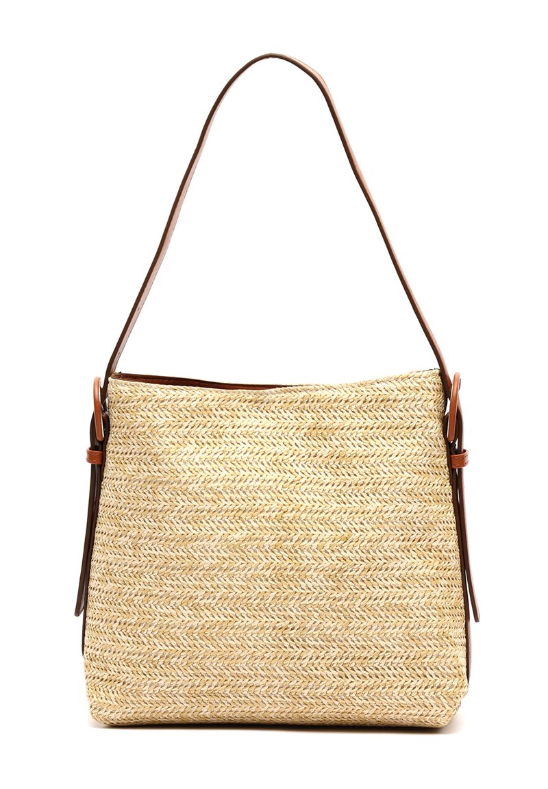 Vävd halmhandväska med ett fiskbensmönster, som har ett brunt läderhandtag och sidodetaljer. Fyrkantig form och neutral färg.