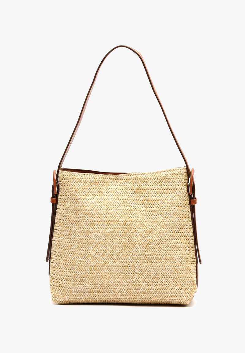 Vävd halmhandväska med ett fiskbensmönster, som har ett brunt läderhandtag och sidodetaljer. Fyrkantig form och neutral färg.