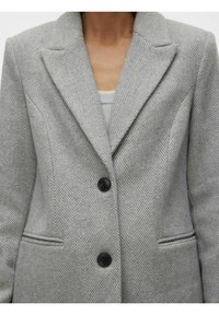 Blazer in misto lana grigio a motivo spina di pesce, con revers, due tasche frontali e tre bottoni neri sul davanti.