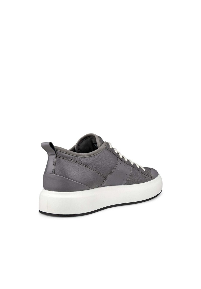 Sneaker in pelle grigia con finitura testurizzata, suola bianca e lacci in contrasto. Presenta un design a profilo basso e un linguetta sul retro.