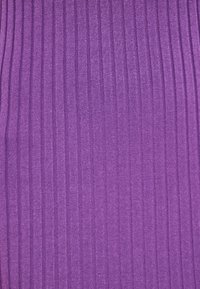 Tekstil ungu beralur yang menampilkan garis vertikal, terbuat dari kain yang halus dan elastis, ideal untuk pakaian yang pas.