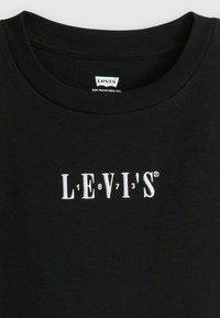 Schwarzes Baumwoll-T-Shirt mit Rundhalsausschnitt, das mit einem weißen, gestickten "LEVI'S"-Logo und Gründungsdatum versehen ist, strukturiertem Stoff.