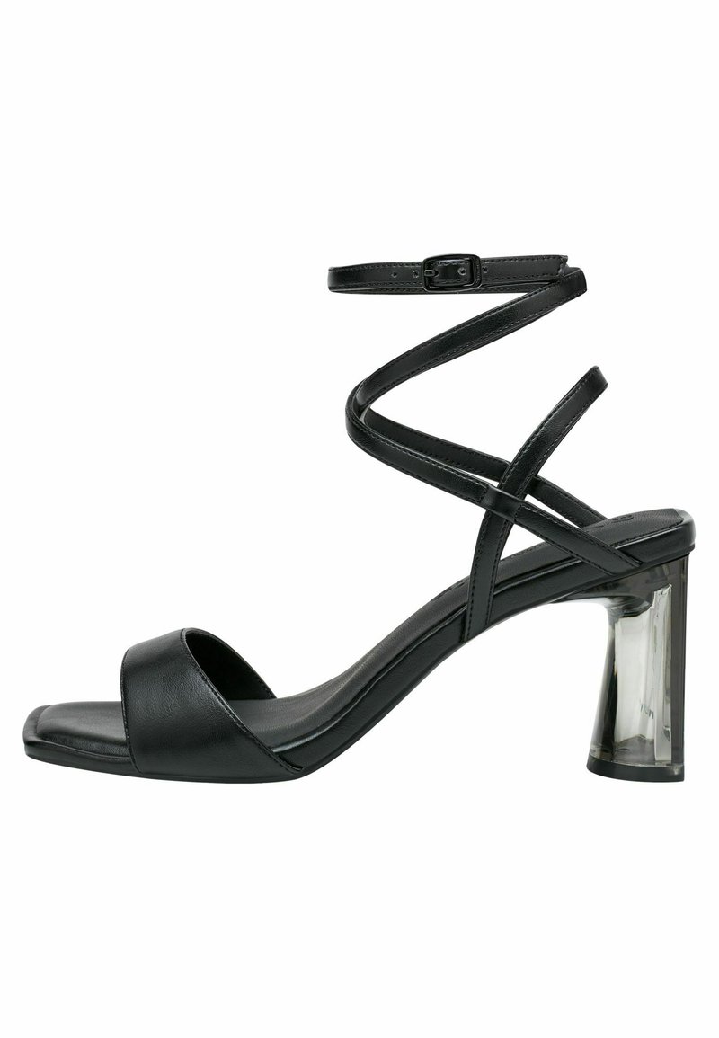 Sandale à talon en cuir noir avec bride de cheville, dotée d'un talon bloc transparent et d'un design à bout ouvert carré. Les brides texturées forment un motif en croix.