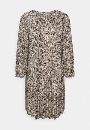 Robe beige avec un petit motif tacheté noir et marron, manches longues bouffantes, encolure ronde, et ourlet de jupe froncé.