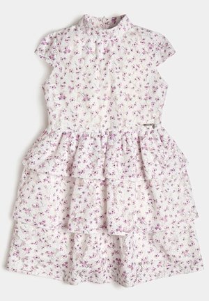 Robe fleurie avec un grand col, manches courtes en forme de cap, jupe à volants superposés, tissu blanc avec des fleurs violettes et des tiges vertes.