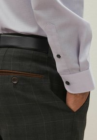 Next TEXTURED  REGULAR FIT SINGLE CUFF - Skjorter - purple