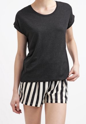 T-shirt noir à manches courtes avec un col rond, associé à un short noir et crème à rayures verticales. Tissu doux avec une coupe décontractée.