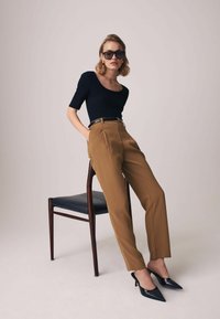 THE SET 2 PACK - Nadrágok - black camel brown