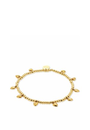 Guldtonet perlearmbånd med små hjerteformede vedhæng jævnt fordelt rundt om båndet på en hvid baggrund.