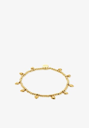Goudkleurige armband met kralen en kleine hartvormige bedels die gelijkmatig rond de band zijn verdeeld, op een witte achtergrond.