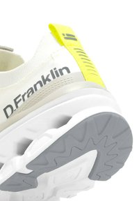 Scarpa sportiva bianca con accenti grigi, suola texturizzata e un vivace loop giallo. Presenta il nome del marchio "D.Franklin" sul lato.
