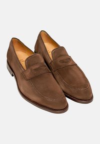 Braune Wildlederloafer mit glatter Textur, verziert mit einer gesteppten Akzentnaht und einer abgerundeten Zehenpartie. Innen aus Leder und mit niedrigem Absatzdesign.