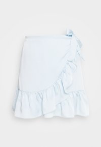 Saia envolvente azul clara feita de tecido canelado, com bainha de babados e detalhe de laço lateral. Design simples com uma textura suave.
