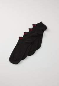Ensemble de cinq paires de chaussettes noires jusqu'à la cheville, avec une texture lisse et un logo rouge "GO" sur les revers. Design simple, adapté à une tenue décontractée.
