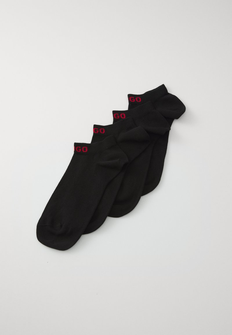 Ensemble de cinq paires de chaussettes noires jusqu'à la cheville, avec une texture lisse et un logo rouge "GO" sur les revers. Design simple, adapté à une tenue décontractée.