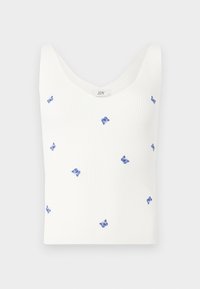 Witte geribde tanktop met kleine blauwe vlinderborduring, voorzien van een V-halslijn en brede schouderbanden.