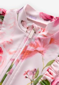 Bloemmotief jurk met een lichtroze basis, textuurstof, hoge kraag en een verborgen rits met neutraal gekleurde hardware.