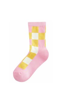 Baumwollsocke in Pink, mit einem Schachbrettmuster aus gelben und weißen Quadraten. Gerippter Bund und glatte Textur. Klassische Crew-Länge.